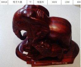 鸡翅木雕刻母子大象