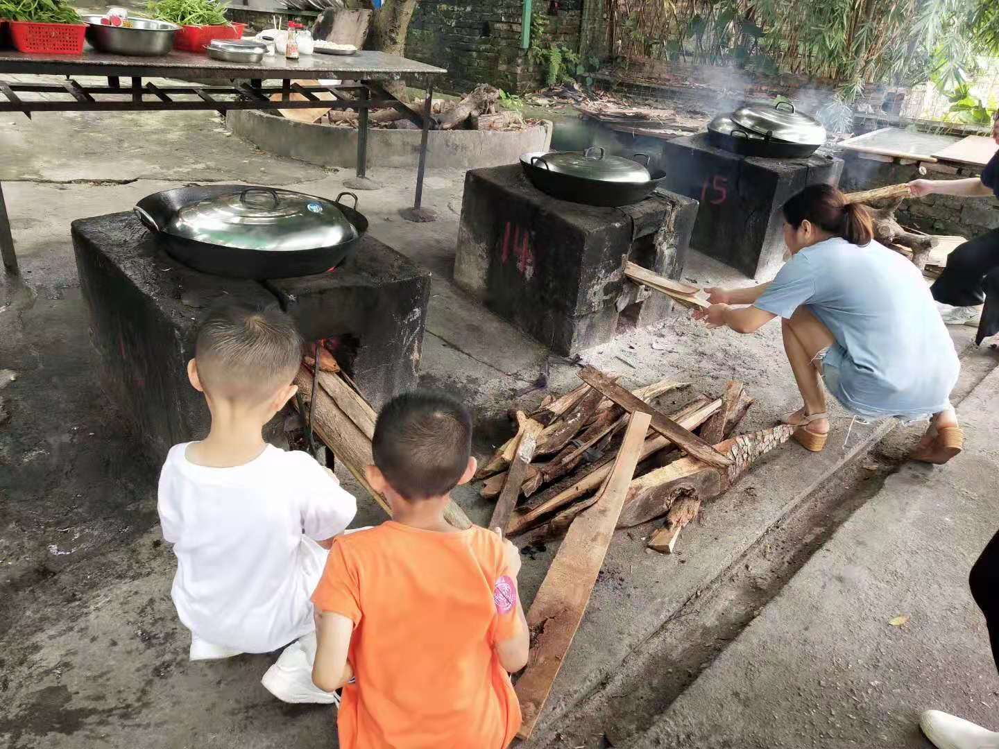 和记娱乐官方网站曝光！有人在树林烧烤野炊(图1)